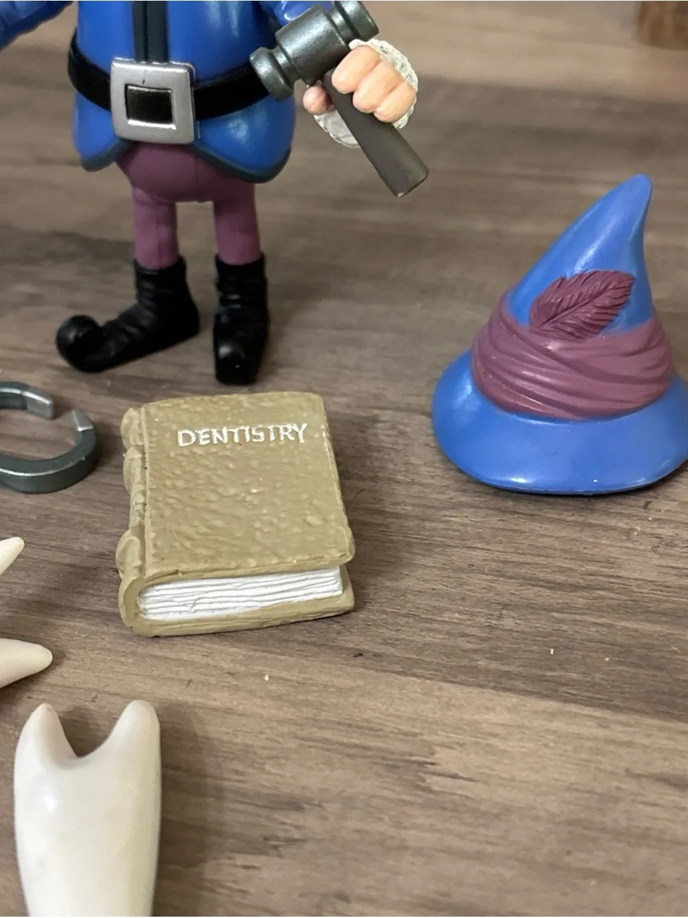 HERMEY w/ Teeth Pliers Book Figure Island Misfit Toys Rudolph PLAYING MANTIS